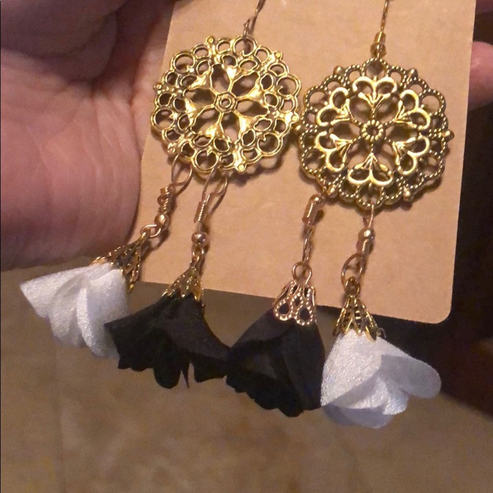 ❤️Black and white gold Flowered dangly earrings